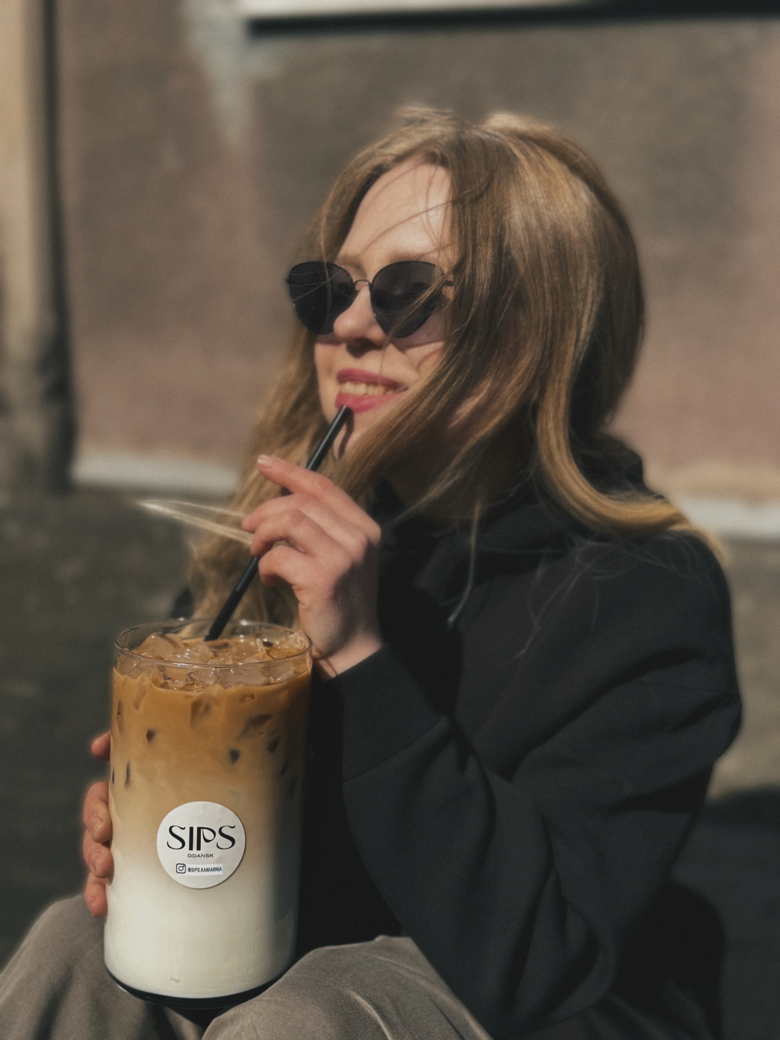 Chwila z iced latte od SIPS