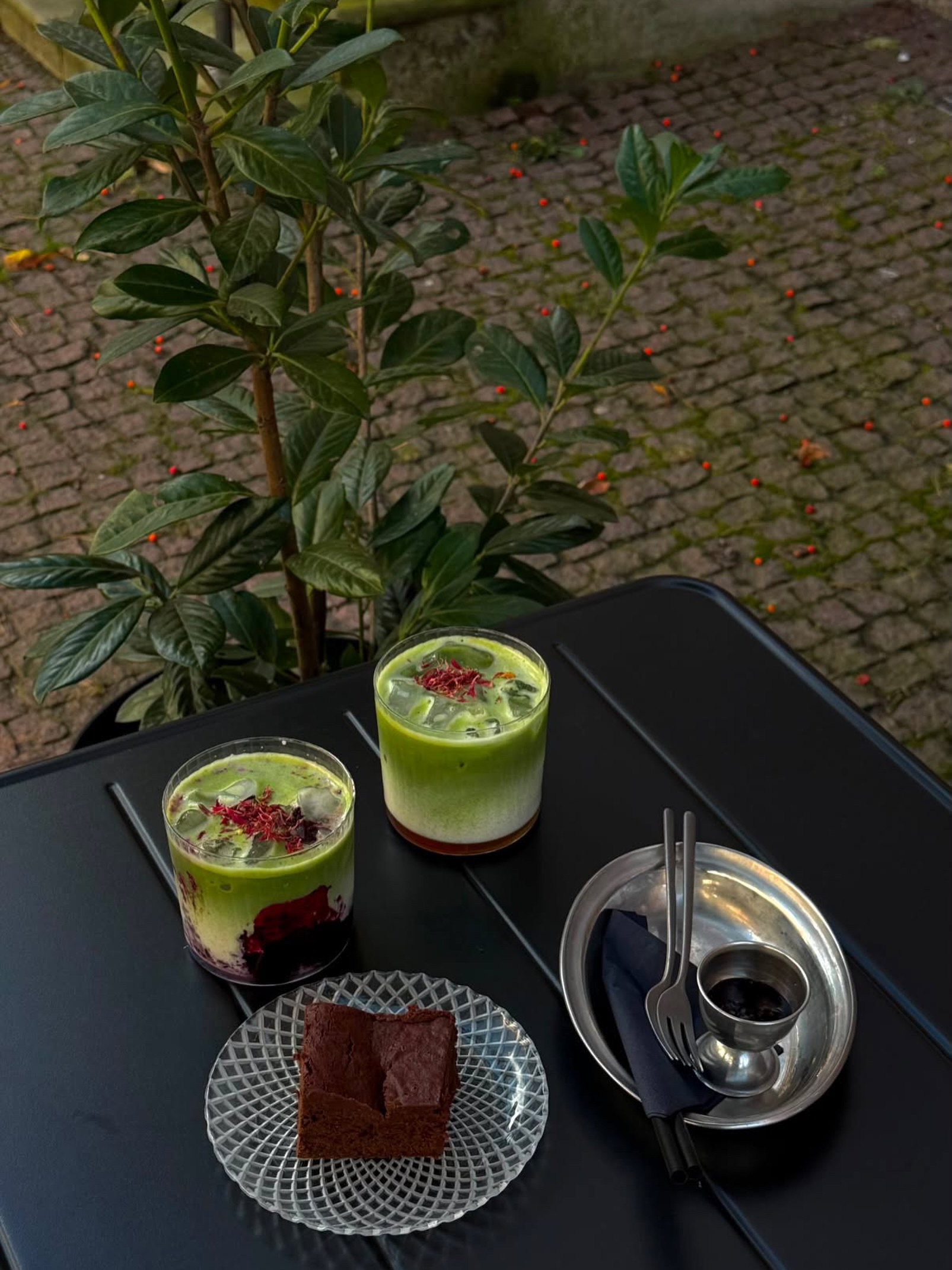 Dwie matche i brownie na stoliku przed SIPS